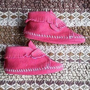 Minnetonka Front Strap Infant Bootie EUC size 5